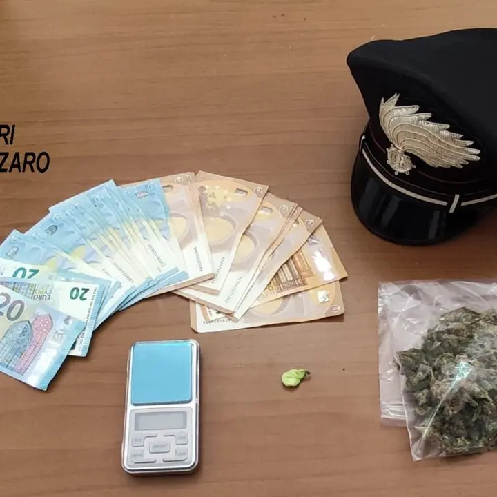 Spaccio di droga in un residence del Catanzarese, arrestato un 29enne