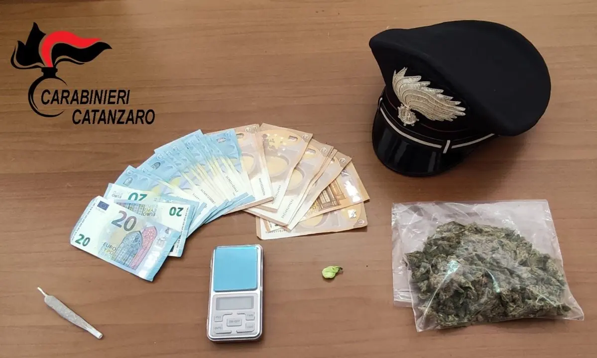 Spaccio di droga in un residence del Catanzarese, arrestato un 29enne