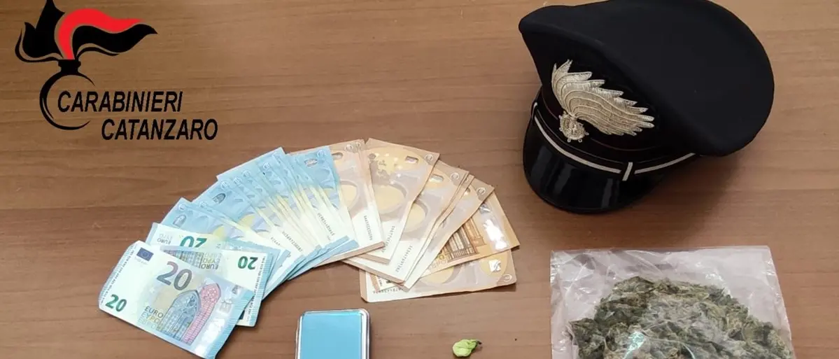 Spaccio di droga in un residence del Catanzarese, arrestato un 29enne