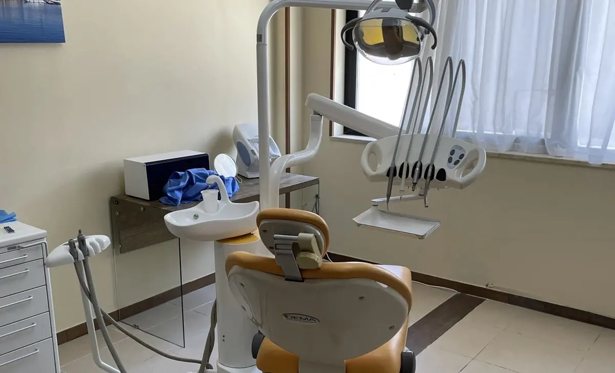 Scoperto falso dentista a Catanzaro: sequestrato lo studio, accertamenti in corso per individuare clienti