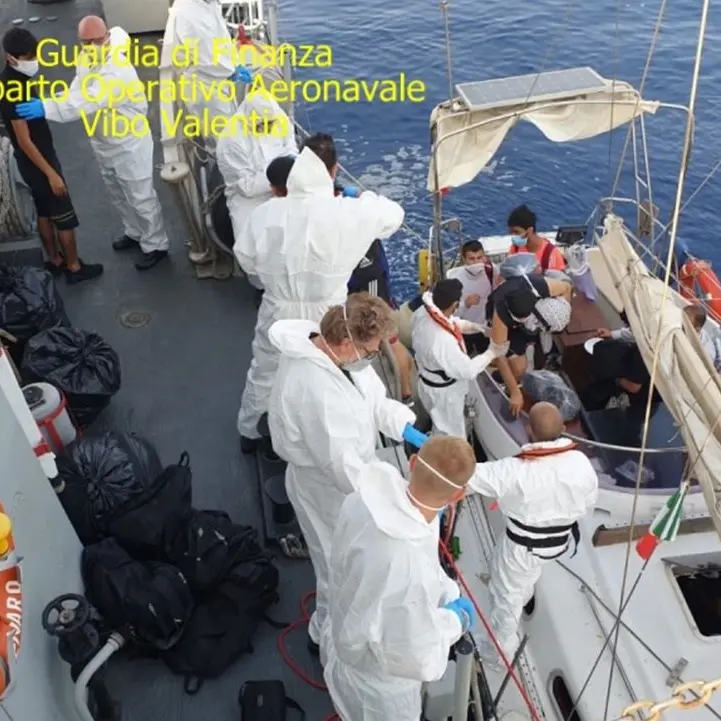 Ancora uno sbarco a Crotone: giunti 28 migranti, fermati i due presunti scafisti