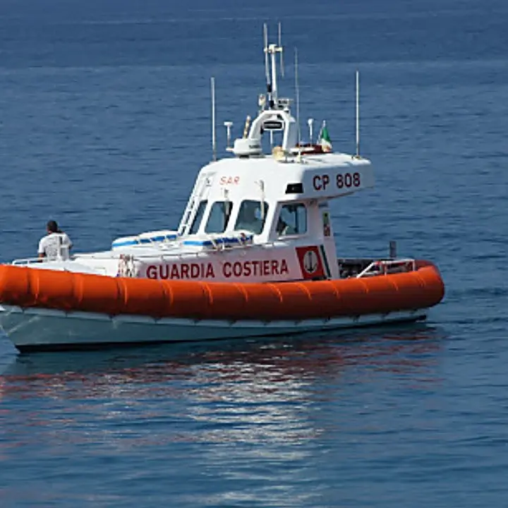 Falerna, surfista soccorso dalla Guardia costiera: non riusciva a raggiungere la riva