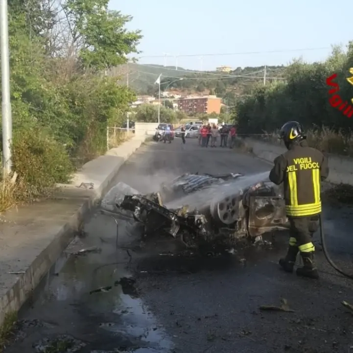 Incidente nel Catanzarese, auto si ribalta e prende fuoco: conducente trasferito in ospedale