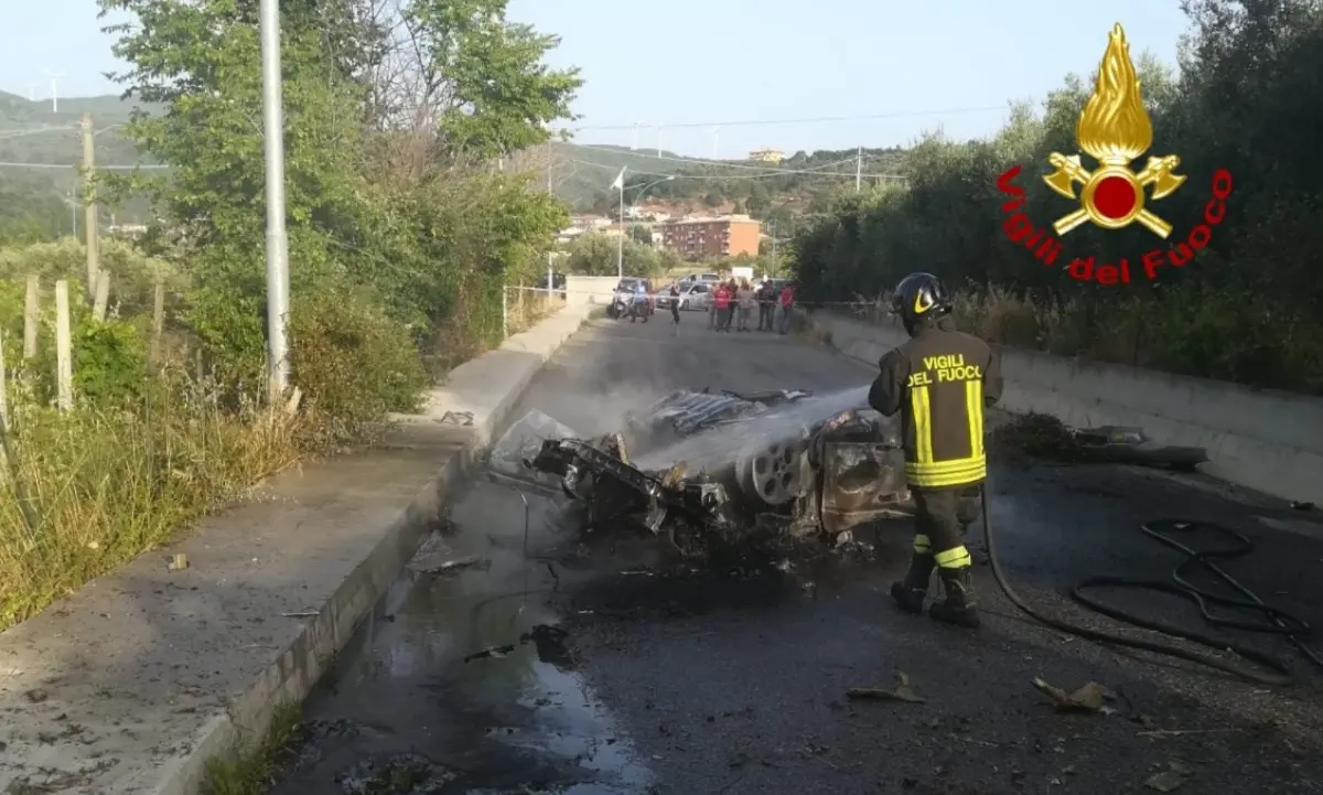 Incidente nel Catanzarese, auto si ribalta e prende fuoco: conducente trasferito in ospedale