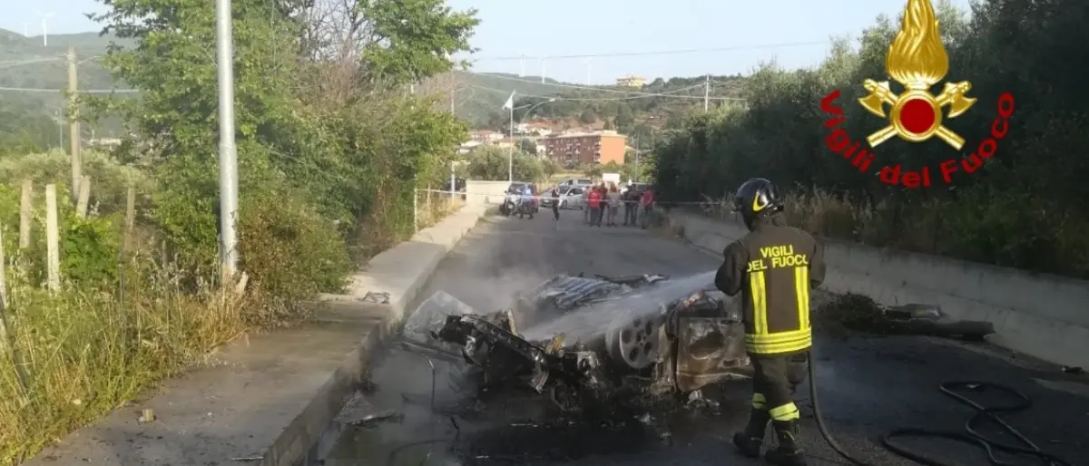 Incidente nel Catanzarese, auto si ribalta e prende fuoco: conducente trasferito in ospedale