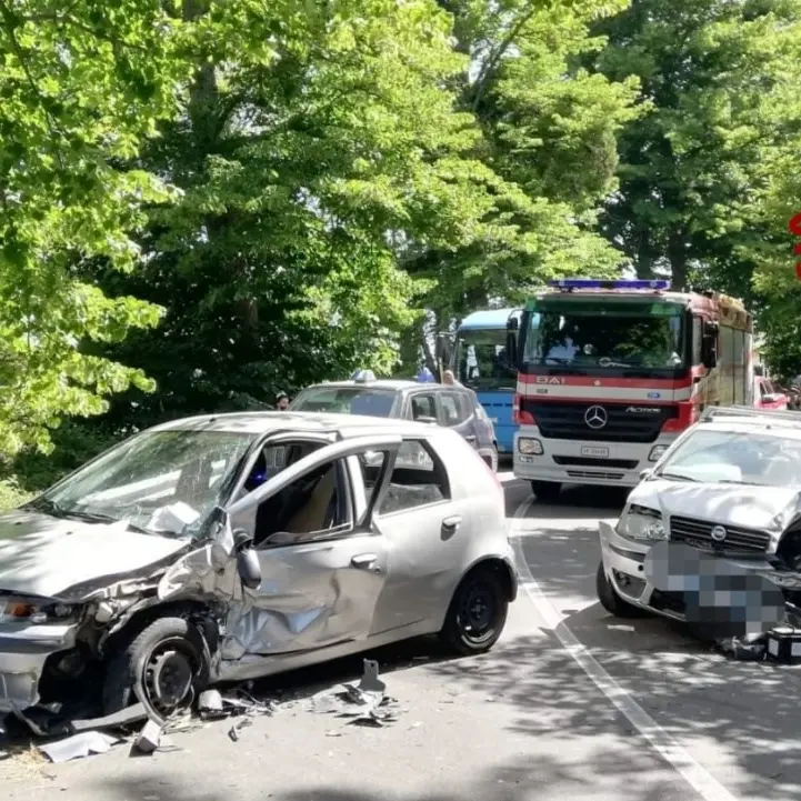 Scontro tra due auto nel Catanzarese, tre feriti: uno è grave