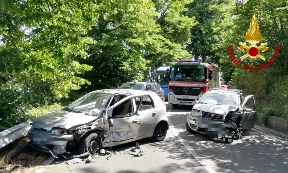 Scontro tra due auto nel Catanzarese, tre feriti: uno è grave