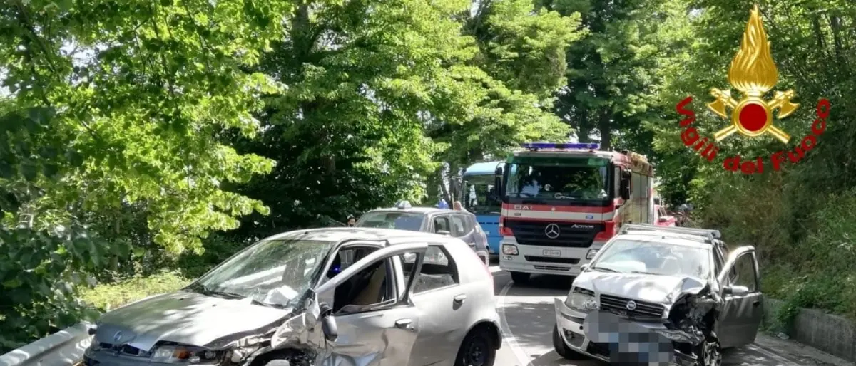 Scontro tra due auto nel Catanzarese, tre feriti: uno è grave