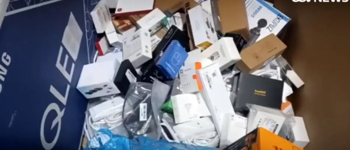 Milioni di prodotti invenduti mandati al macero da Amazon, un ex dipendente: «Distrutti anche ipad e pc»