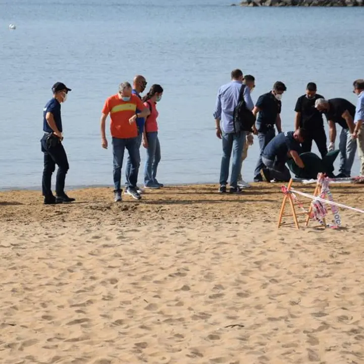 Crotone, rinvenuto cadavere in spiaggia: avviate le indagini