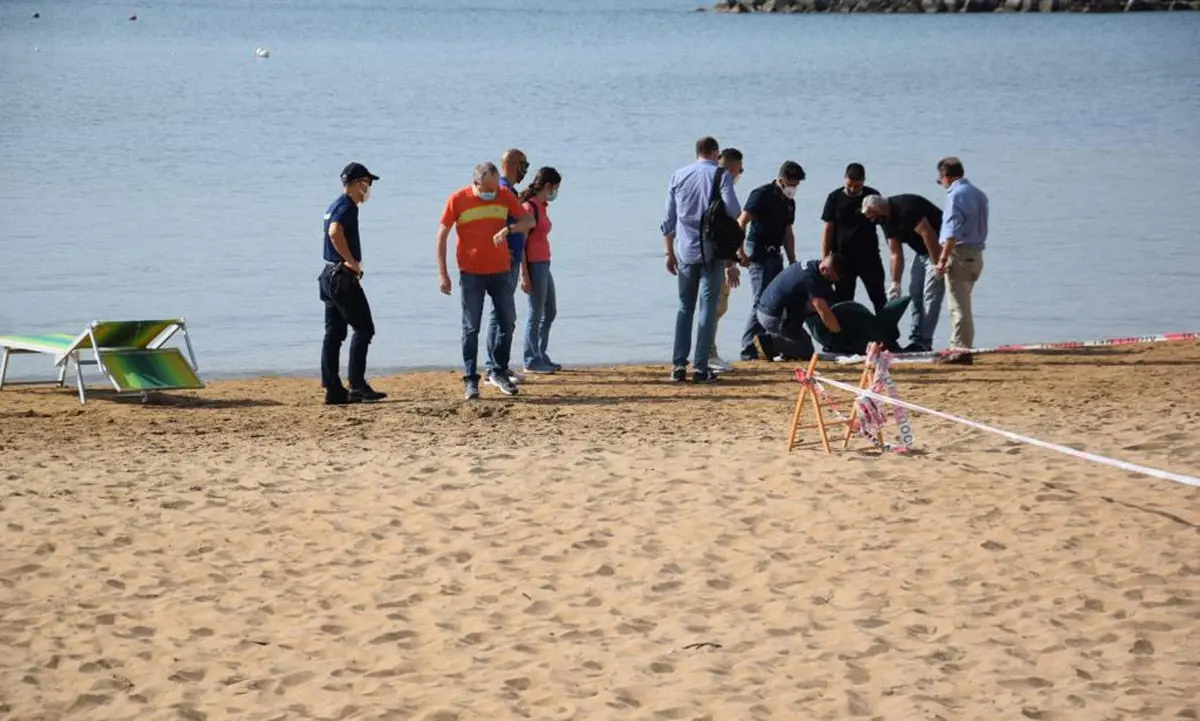 Crotone, rinvenuto cadavere in spiaggia: avviate le indagini