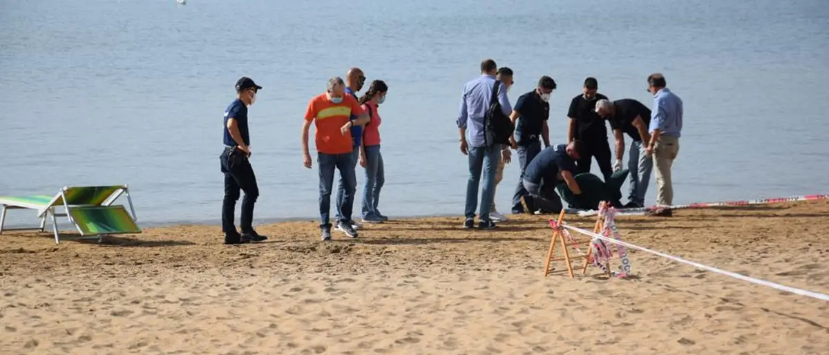Crotone, rinvenuto cadavere in spiaggia: avviate le indagini