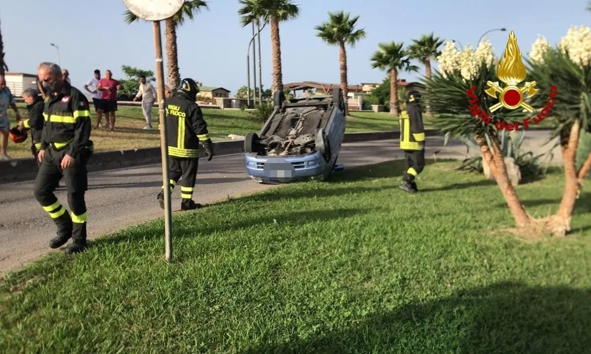 Ennesimo incidente a Catanzaro, perde il controllo dell'auto e si ribalta