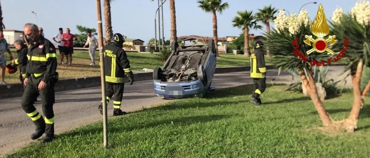 Ennesimo incidente a Catanzaro, perde il controllo dell'auto e si ribalta