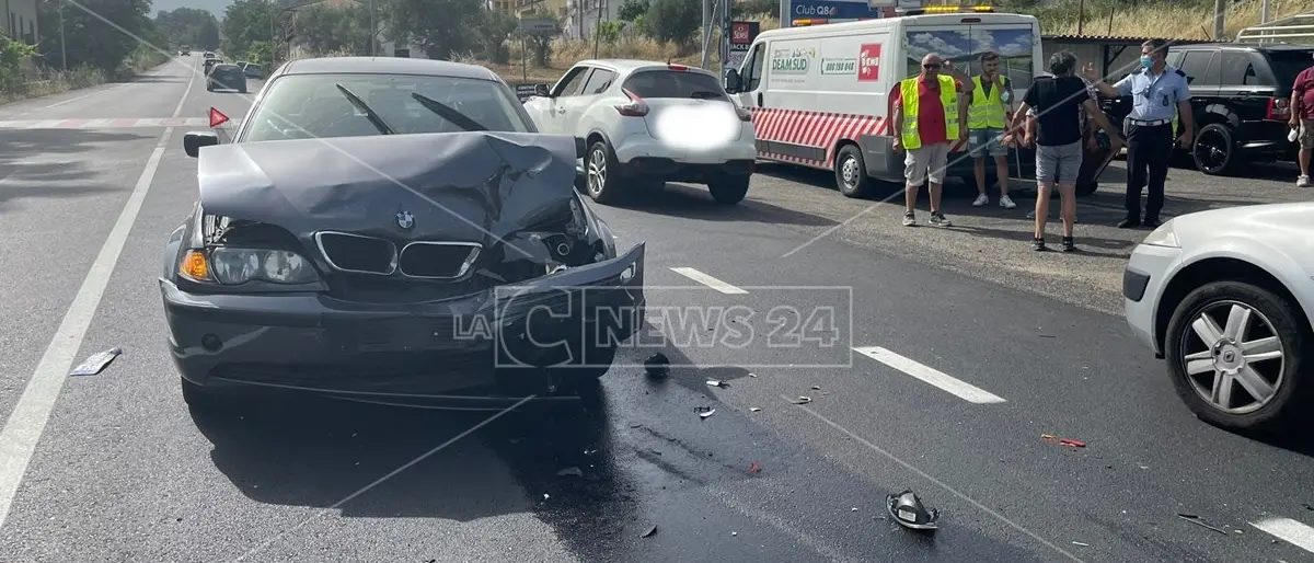 Incidente a Rende lungo la statale 107: feriti lievemente una donna e un bimbo