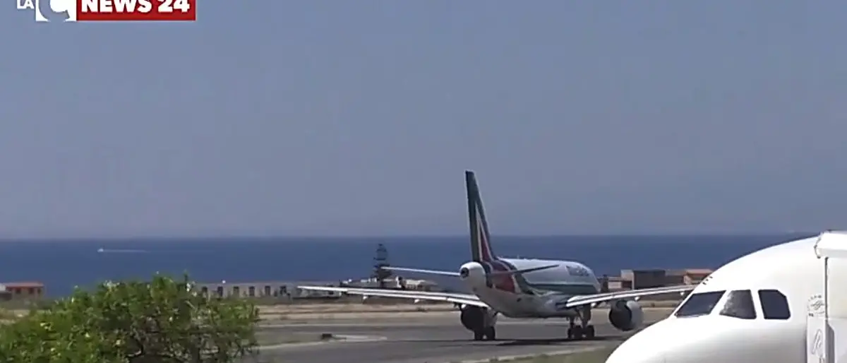 Un incendio di sterpaglie manda in tilt l’aeroporto di Reggio Calabria: volo dirottato a Lamezia