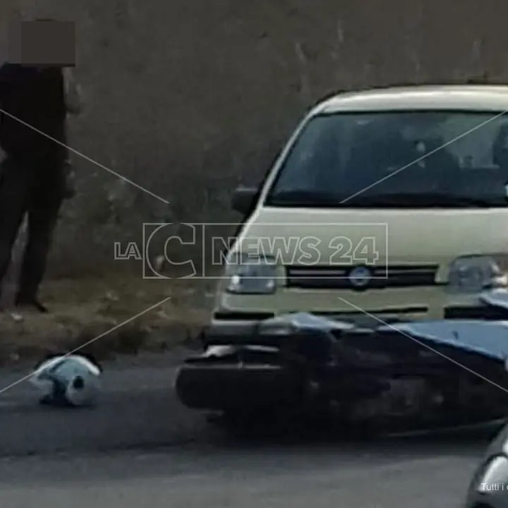 Incidente a Isola Capo Rizzuto: un ferito nello scontro tra una moto e un'auto