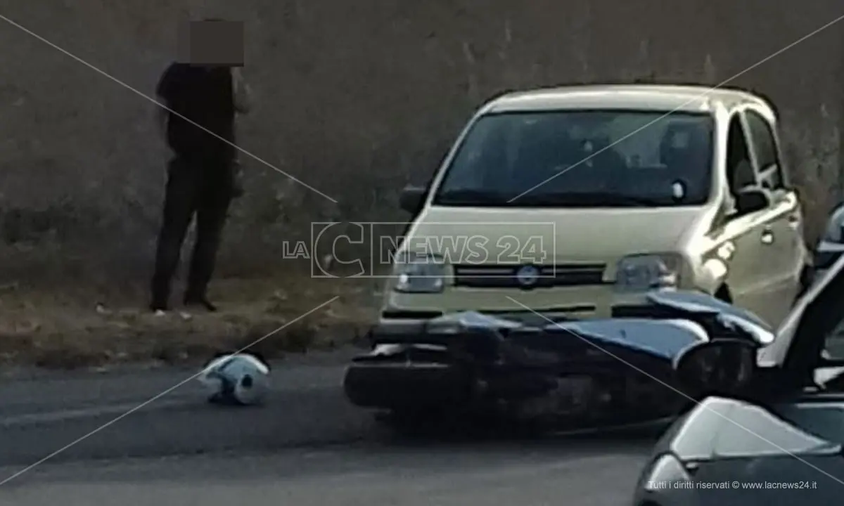 Incidente a Isola Capo Rizzuto: un ferito nello scontro tra una moto e un'auto