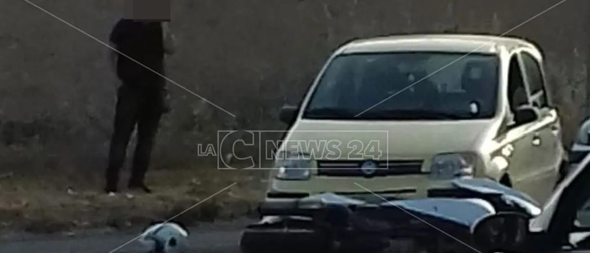 Incidente a Isola Capo Rizzuto: un ferito nello scontro tra una moto e un'auto