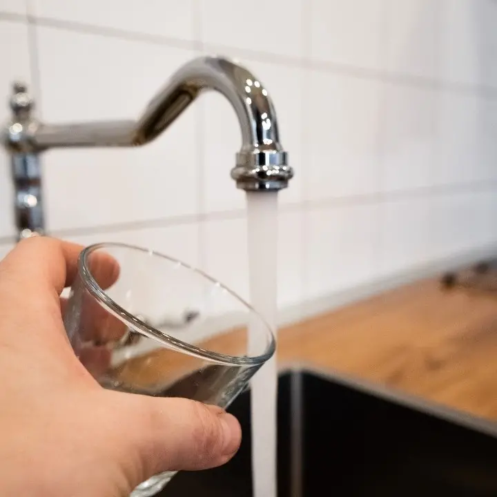 Cassano Ionio, acqua non potabile ai Laghi di Sibari: il sindaco ne vieta l'utilizzo