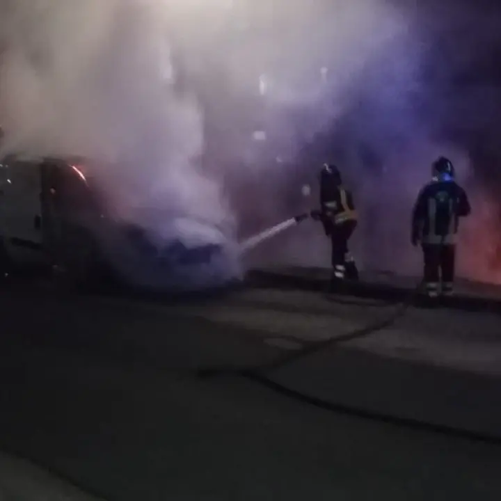 Corigliano Rossano, notte di fuoco in città: in fiamme un’auto e cumuli di rifiuti