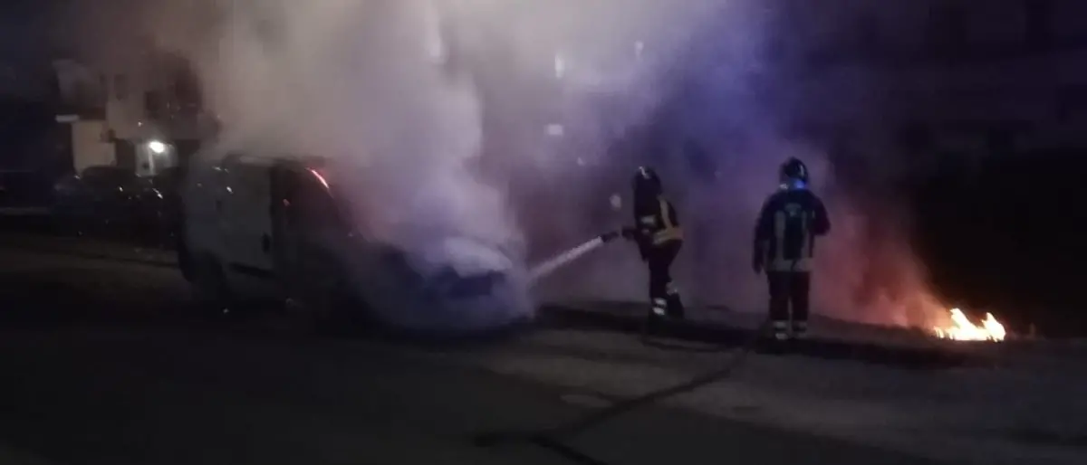 Corigliano Rossano, notte di fuoco in città: in fiamme un’auto e cumuli di rifiuti