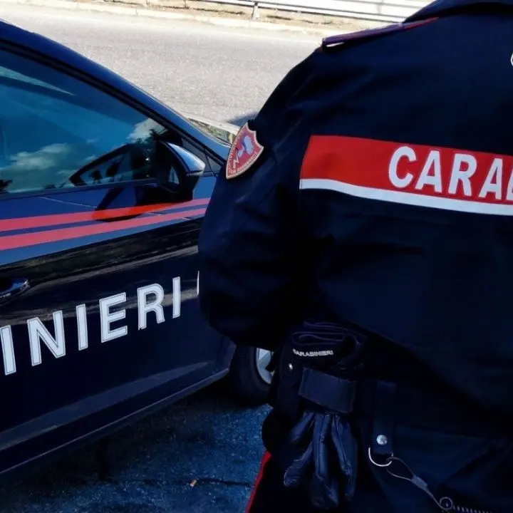 Corigliano Rossano, 40enne riverso a terra con tracce di sangue sul petto: i carabinieri sul posto