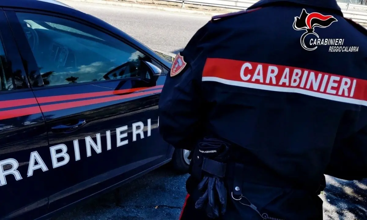 Corigliano Rossano, 40enne riverso a terra con tracce di sangue sul petto: i carabinieri sul posto