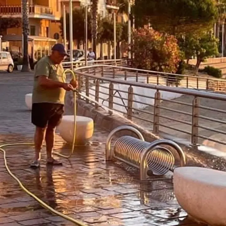 L’esempio di Tonio: ogni giorno all’alba pulisce un tratto del lungomare di Crotone