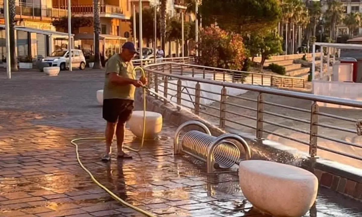 L’esempio di Tonio: ogni giorno all’alba pulisce un tratto del lungomare di Crotone