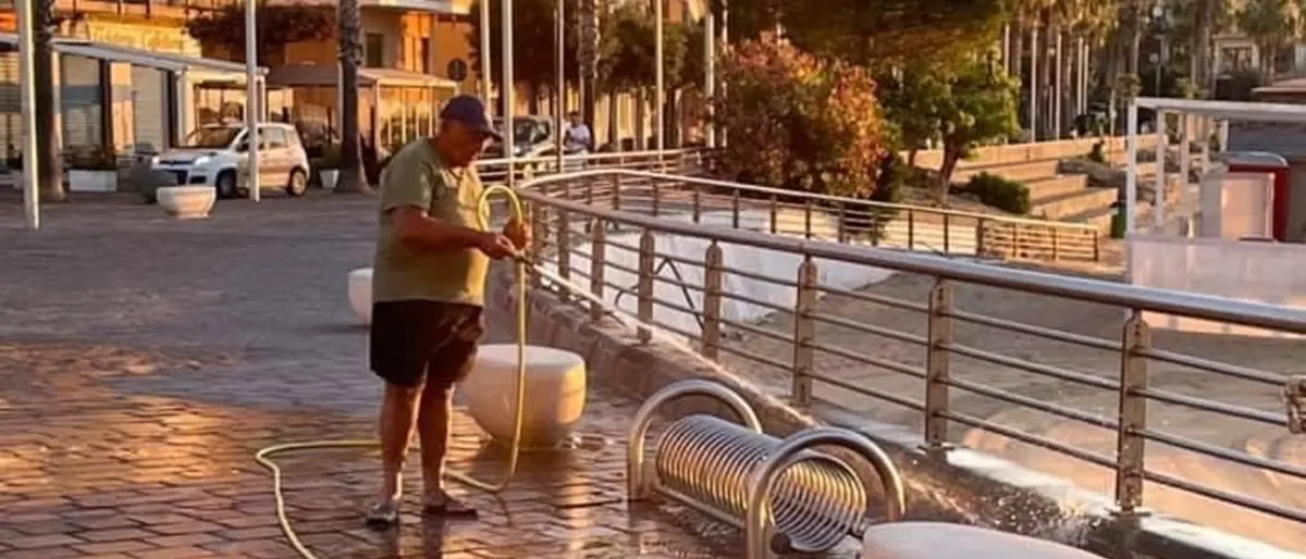 L’esempio di Tonio: ogni giorno all’alba pulisce un tratto del lungomare di Crotone