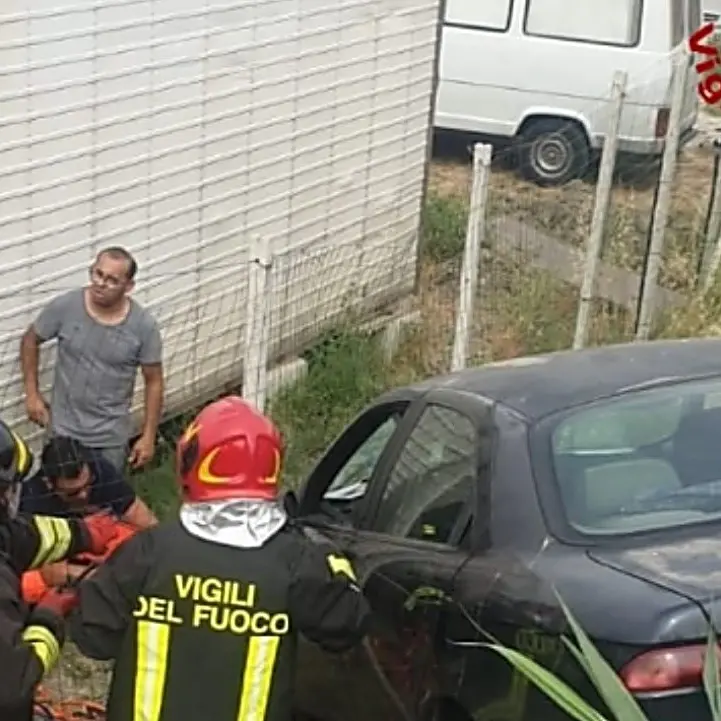 Tragedia a Crotone, muore schiacciato dall'auto mentre apre il cancello