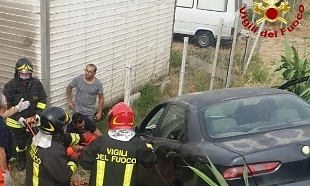 Tragedia a Crotone, muore schiacciato dall'auto mentre apre il cancello