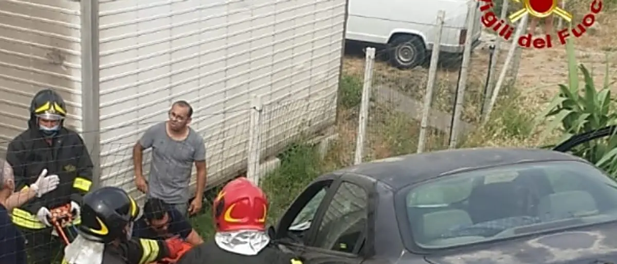 Tragedia a Crotone, muore schiacciato dall'auto mentre apre il cancello