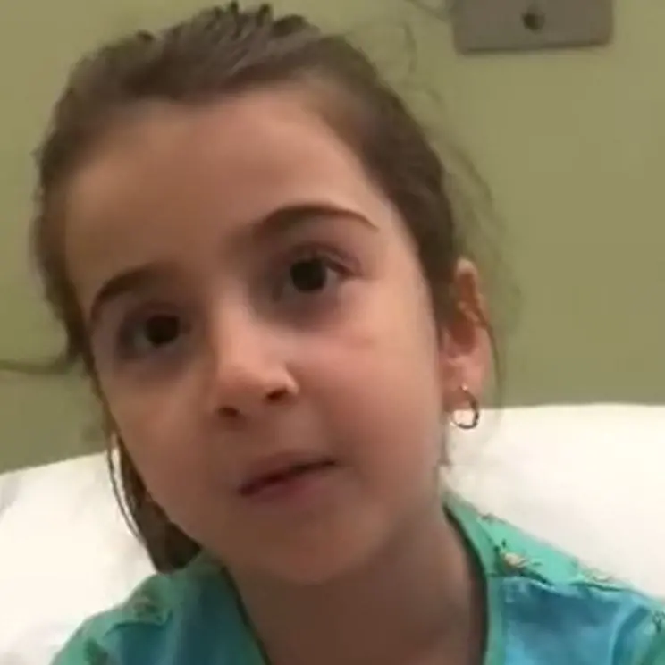 «A casa faremo una grande festa»: così la bimba morsa da una vipera ringrazia i poliziotti - VIDEO