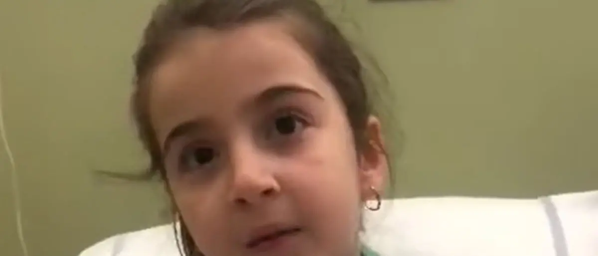 «A casa faremo una grande festa»: così la bimba morsa da una vipera ringrazia i poliziotti - VIDEO