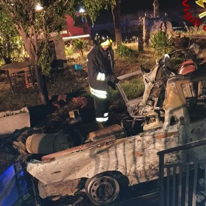 Steccato di Cutro, incendiato un furgone carico di bombole gpl sulla Statale 106