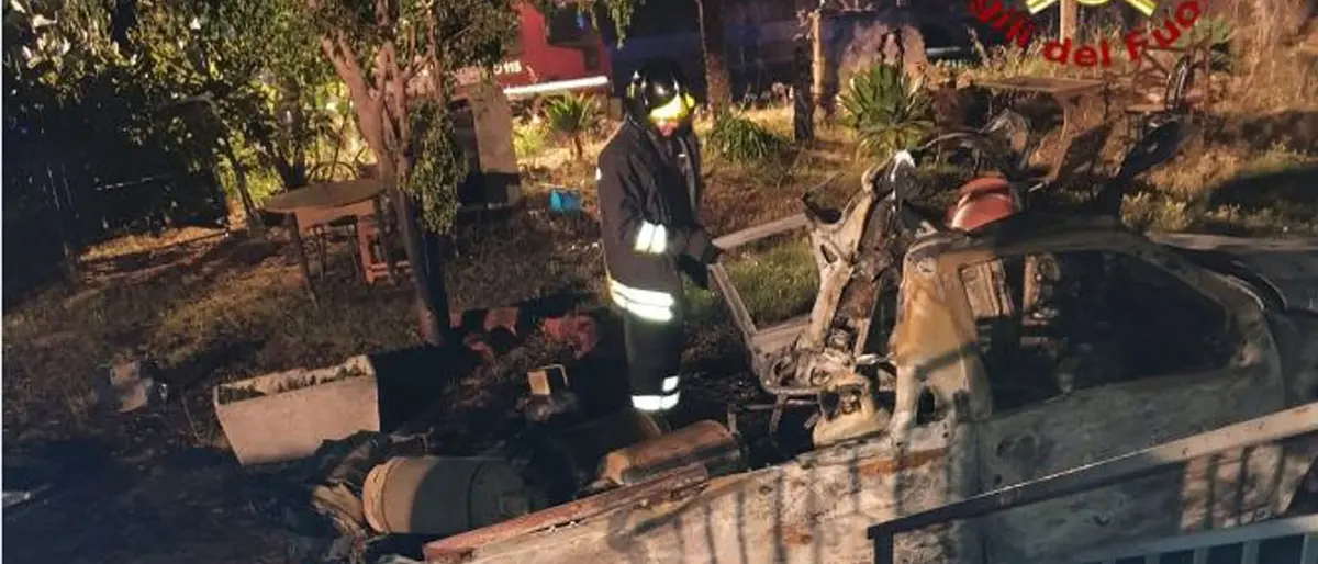 Steccato di Cutro, incendiato un furgone carico di bombole gpl sulla Statale 106