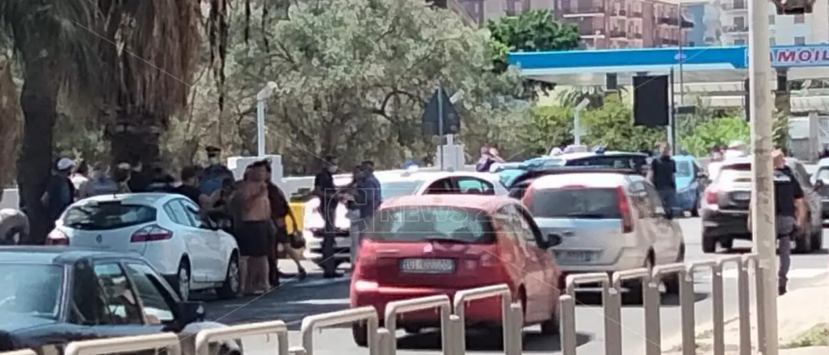 Manca l’acqua, a Rossano i cittadini esasperati bloccano la strada