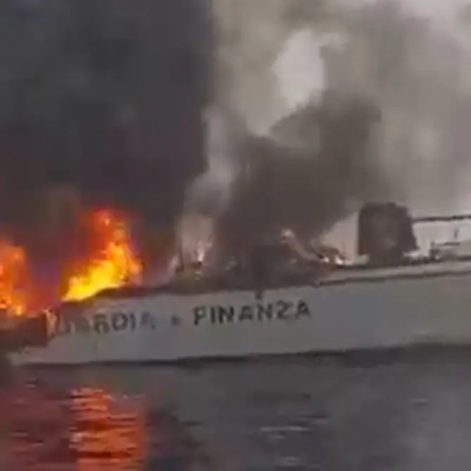 Nave della Guardia di finanza in fiamme affonda al largo di Africo, salvo equipaggio