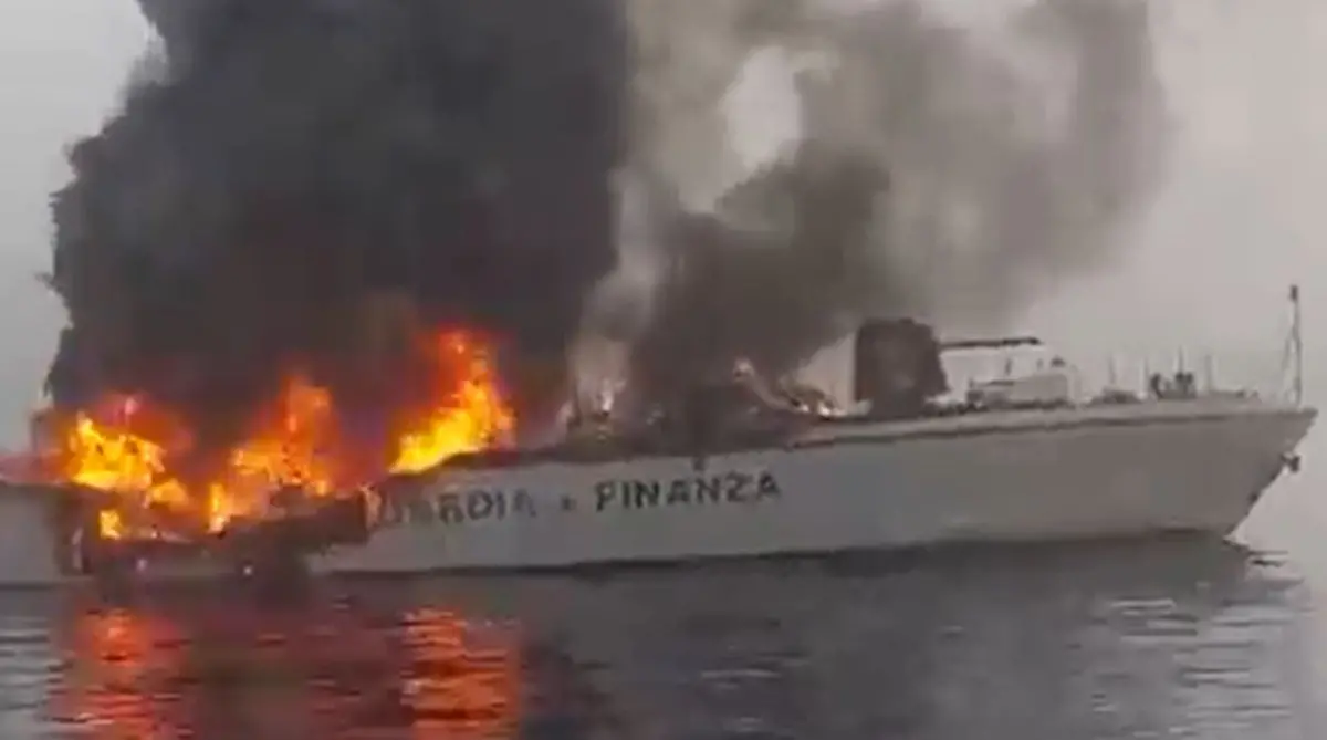 Nave della Guardia di finanza in fiamme affonda al largo di Africo, salvo equipaggio