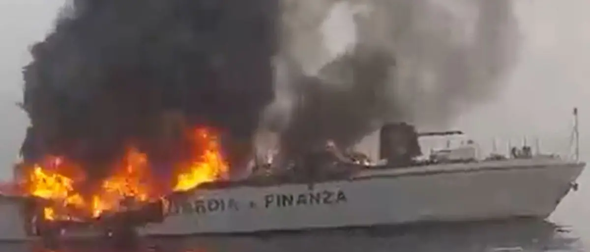 Nave della Guardia di finanza in fiamme affonda al largo di Africo, salvo equipaggio