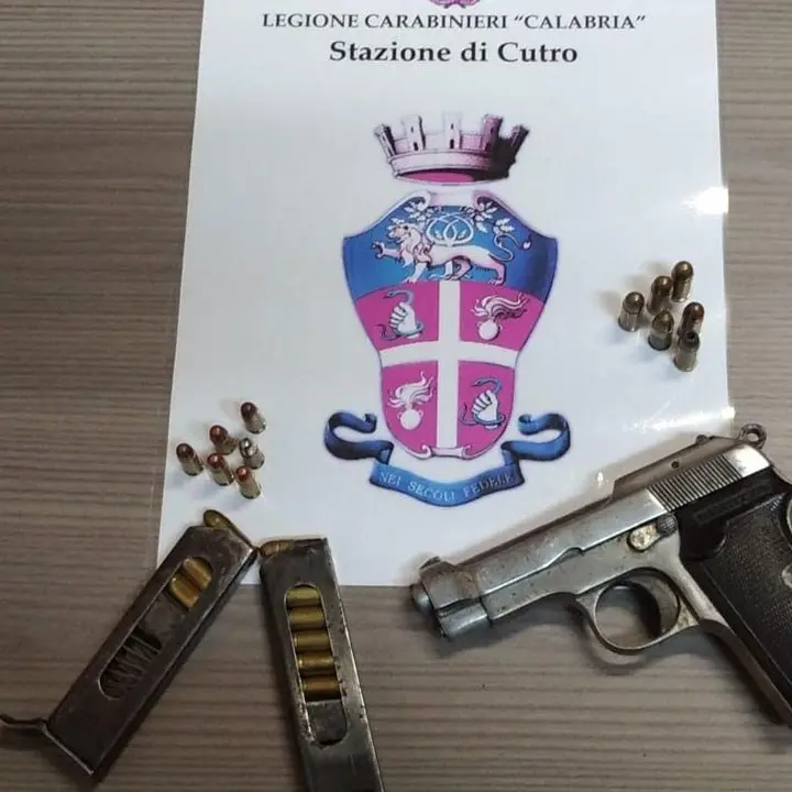 Cutro, pistola e cartucce in un magazzino: denunciato 47enne