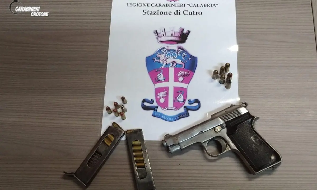 Cutro, pistola e cartucce in un magazzino: denunciato 47enne