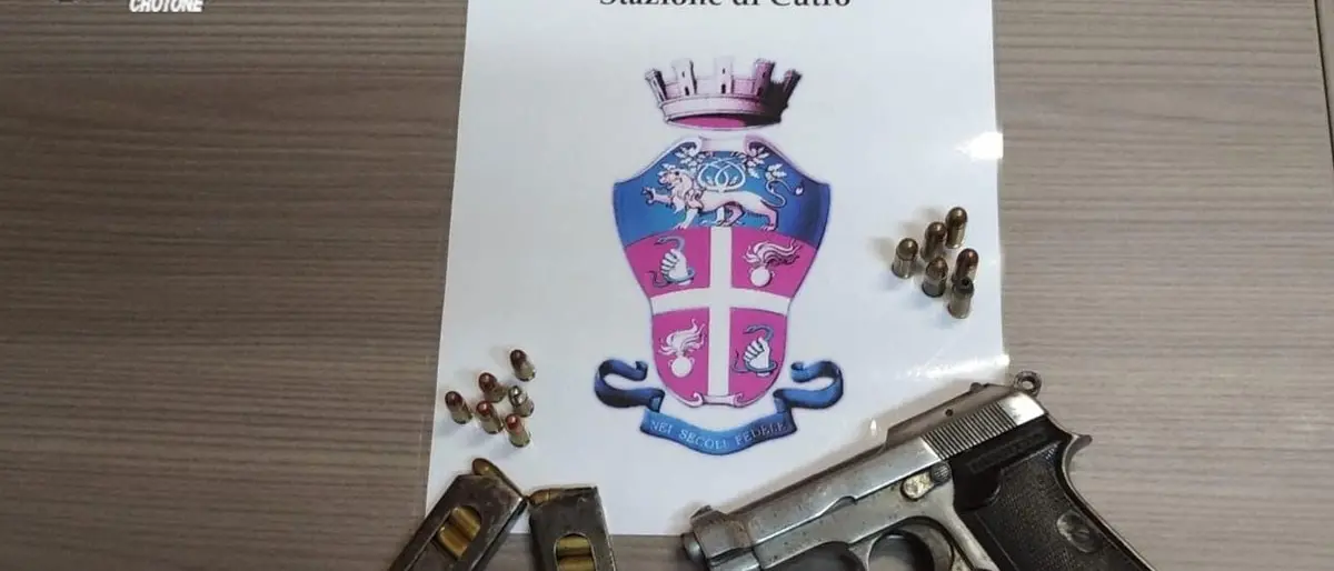 Cutro, pistola e cartucce in un magazzino: denunciato 47enne