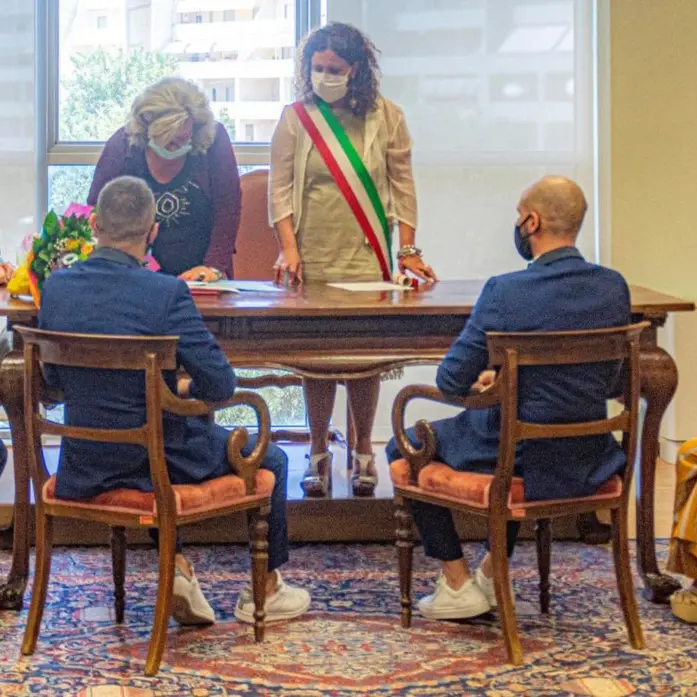 Rende celebra il primo sì tra persone dello stesso sesso, tra emozioni e i versi di Hugo