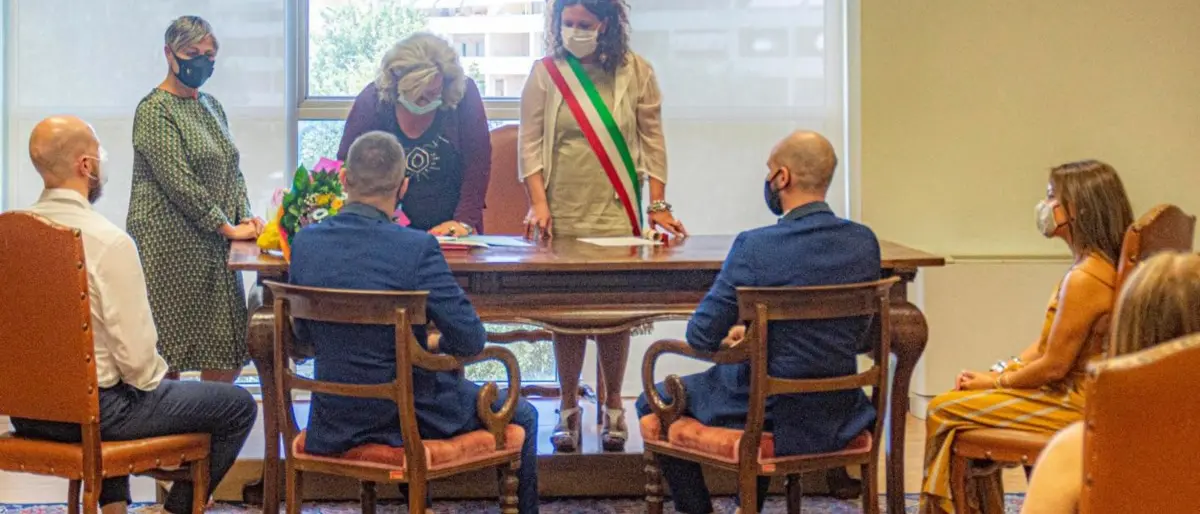 Rende celebra il primo sì tra persone dello stesso sesso, tra emozioni e i versi di Hugo