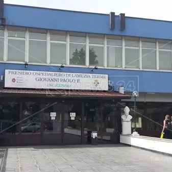 Assenteismo all'ospedale di Lamezia, chiesto il processo per direttore e funzionario