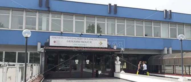 Assenteismo all'ospedale di Lamezia, chiesto il processo per direttore e funzionario