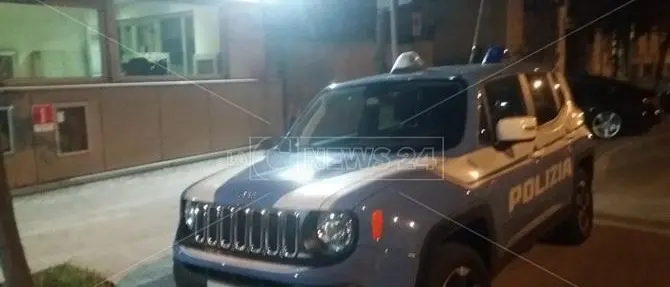 Cosenza, picchia la compagna incinta e le vieta rapporti con la famiglia: arrestato